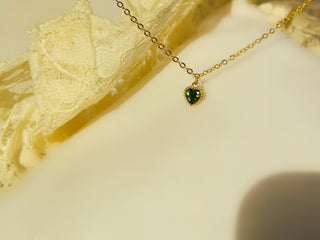 Halskette mit olivgrünem Herz und goldenen Buchstaben