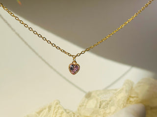 Halskette mit lilafarbenem Herz und goldenen Initialen